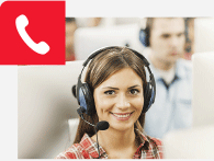 Frau berät Kunden mithilfe eines Headsets